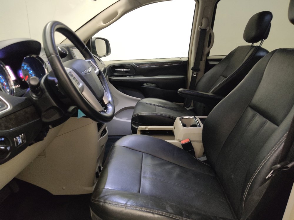 Used 2015 Chrysler Town & Country Touring FWD image 17