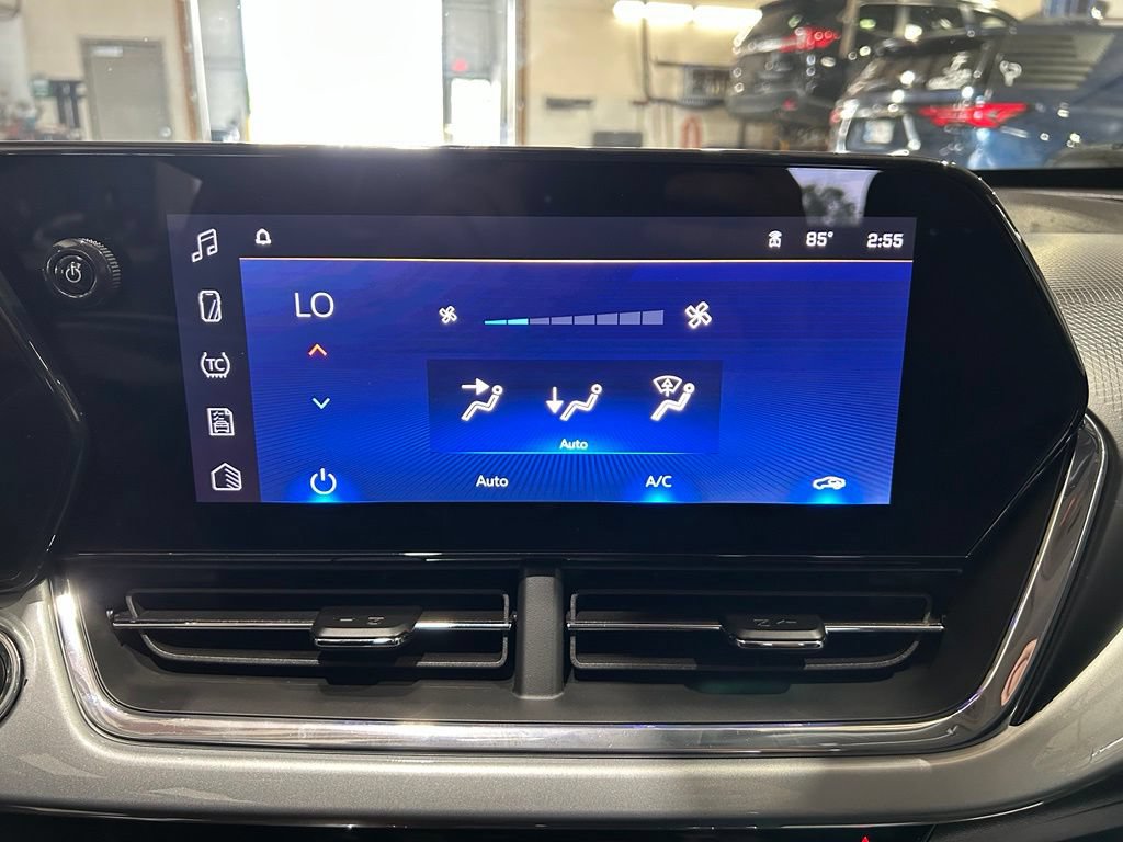 Used 2025 Chevrolet Trax LT FWD image 24