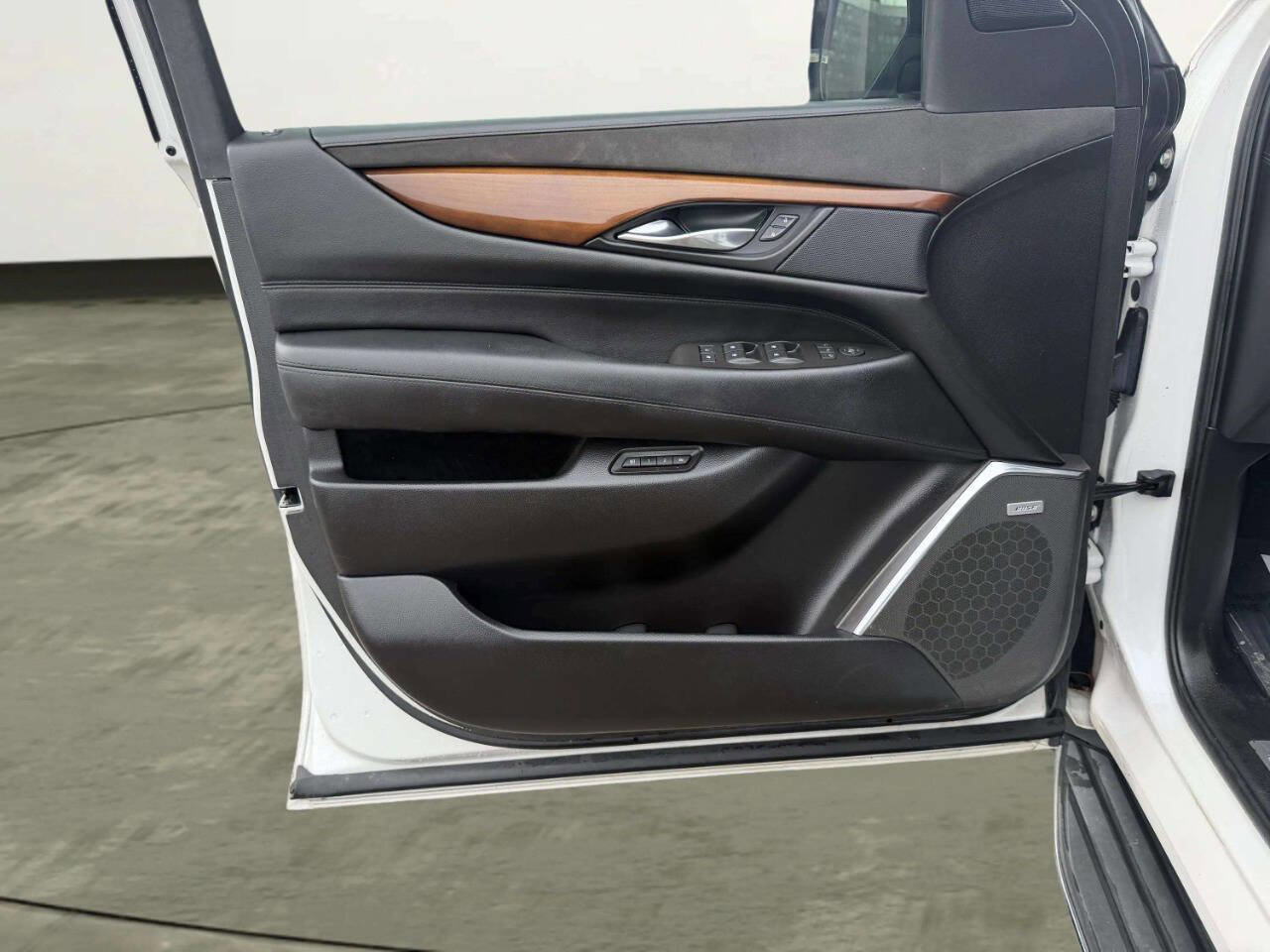 Used 2017 Cadillac Escalade ESV Luxury image 15