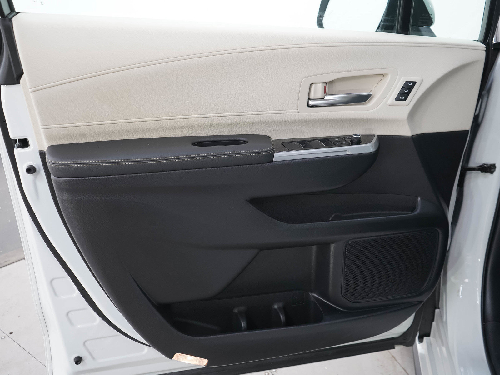 Used 2025 Toyota Sienna Platinum AWD/4WD image 24