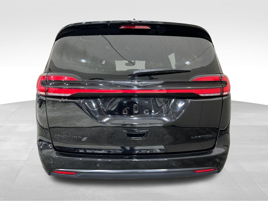 Used 2025 Chrysler Pacifica Limited FWD image 4