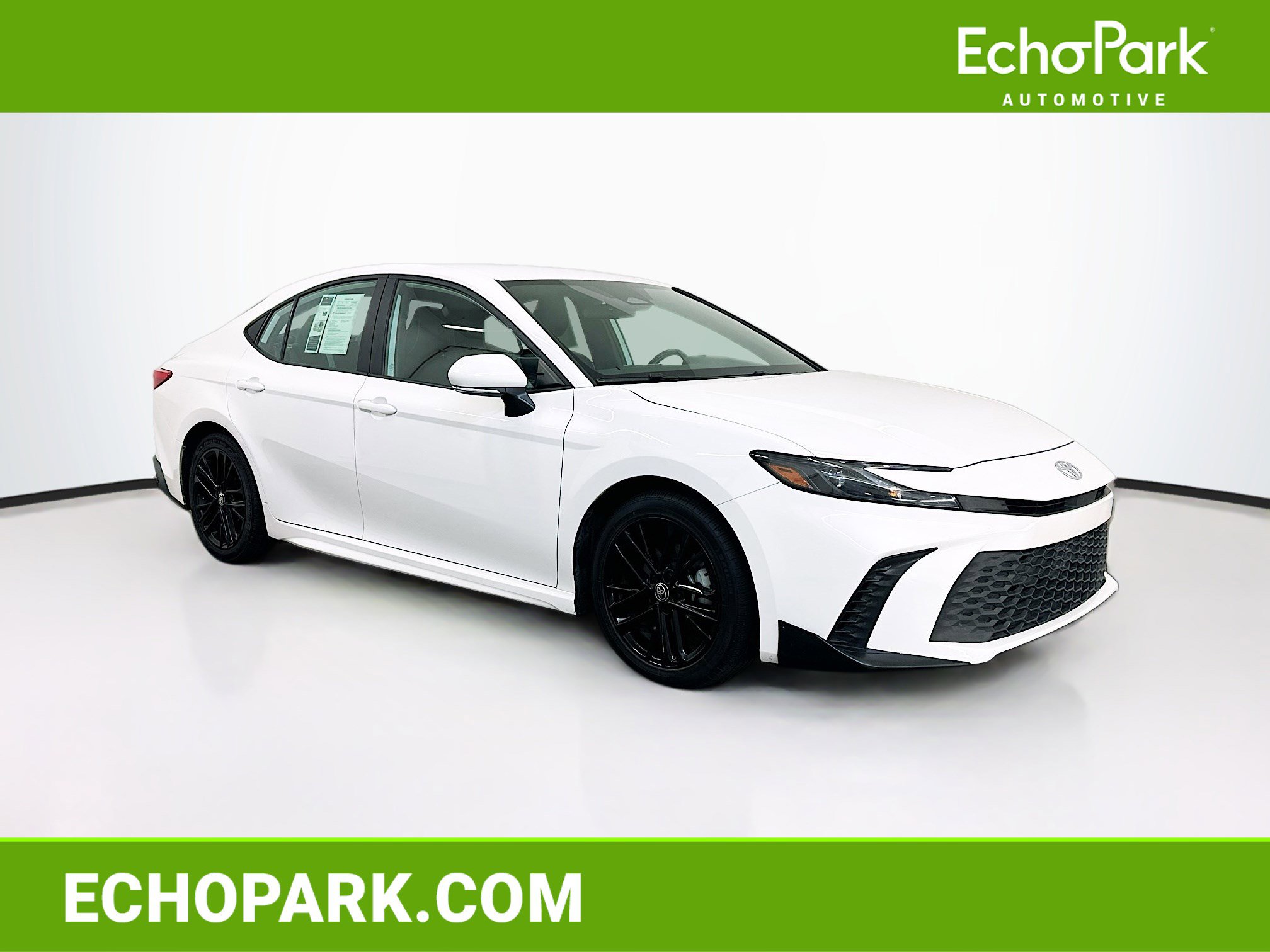 Used 2025 Toyota Camry SE image 1