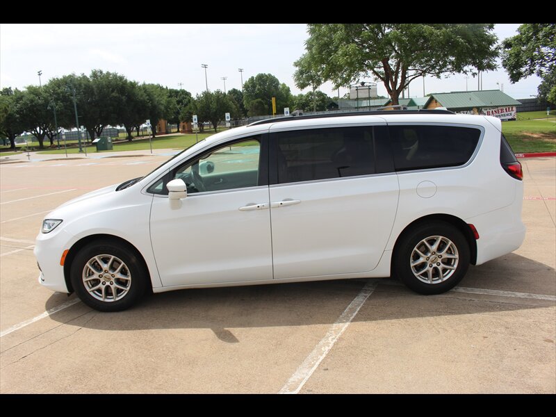 Used 2022 Chrysler Pacifica Touring-L FWD image 2