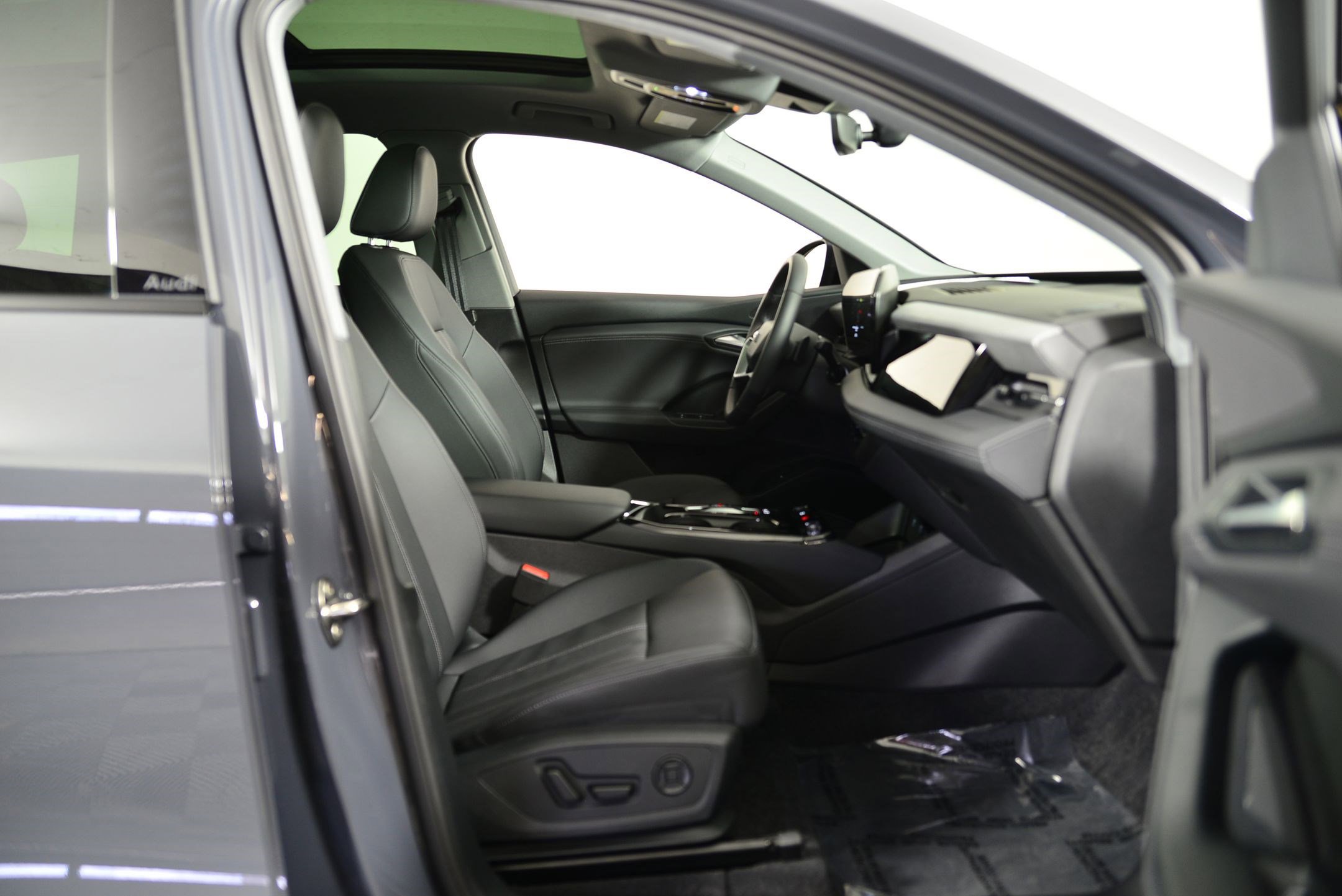 Certified 2025 Audi Q6 e-tron Premium w/ Convenience Package image 18