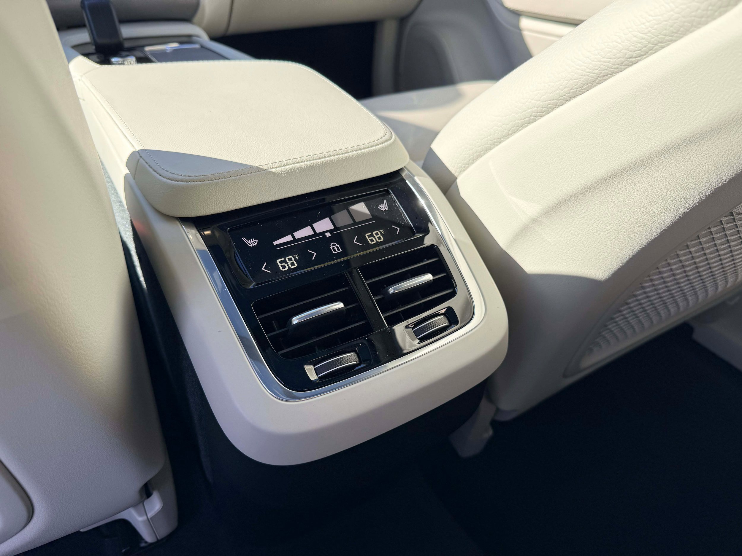Used 2025 Volvo XC90 B6 Plus w/ Protection Package image 18