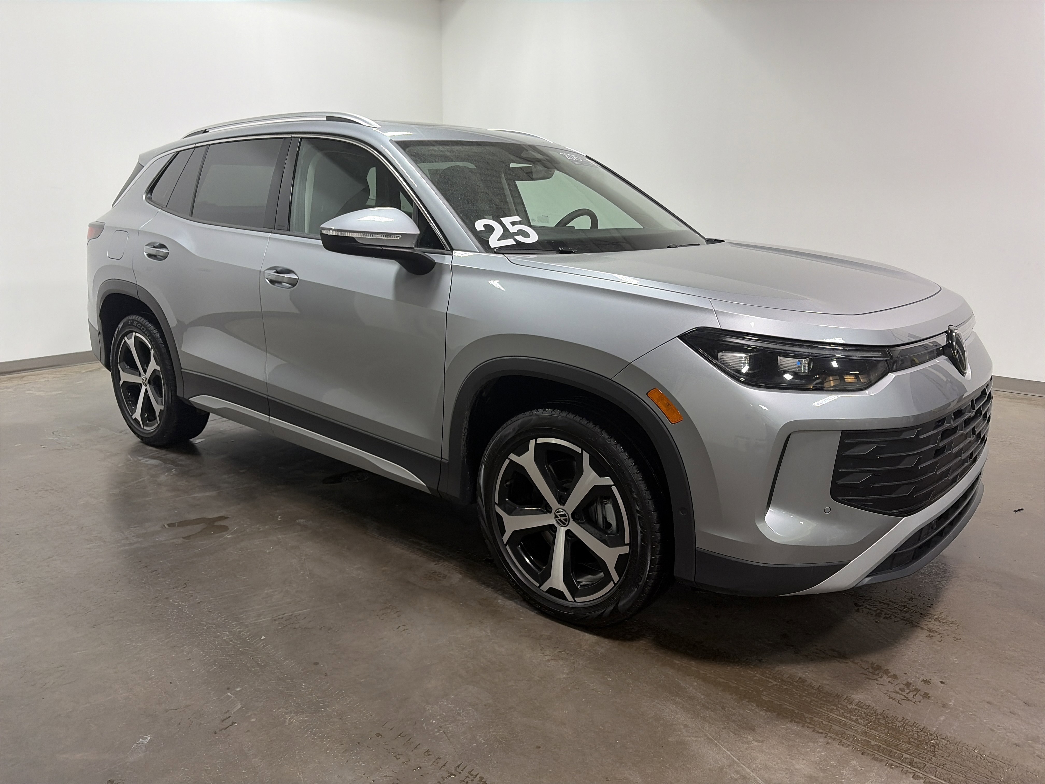 Certified 2025 Volkswagen Tiguan SE image 2