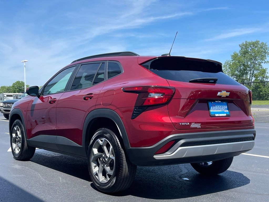 Used 2025 Chevrolet Trax LT FWD image 9