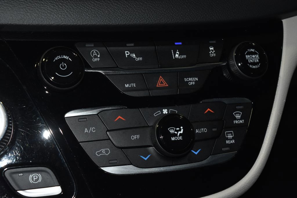 Used 2024 Chrysler Pacifica Touring-L image 13