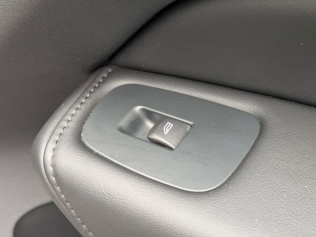 Used 2025 Volvo XC60 B5 Plus image 37