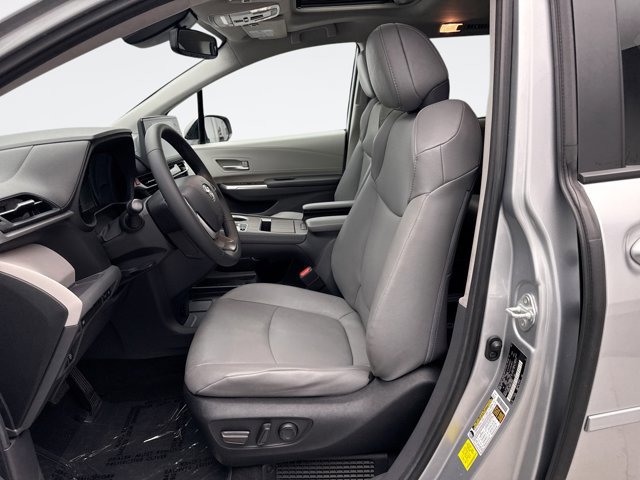 Used 2023 Toyota Sienna XLE image 11