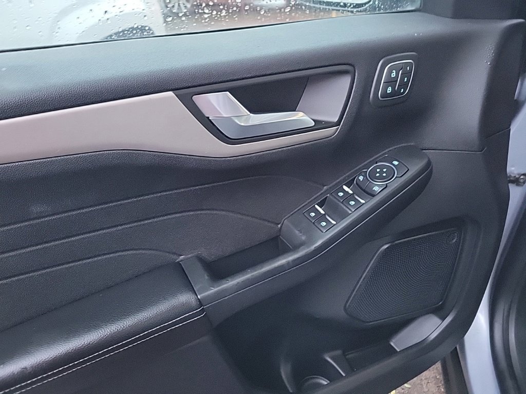 Used 2022 Ford Escape SEL w/ Technology Package FWD image 8