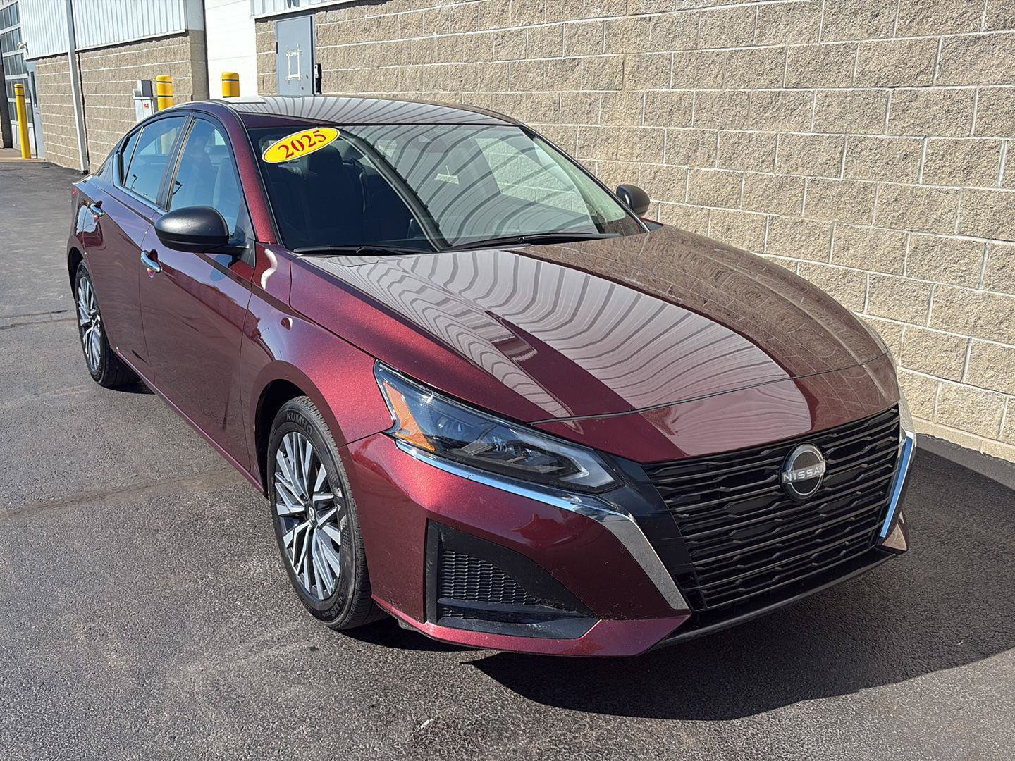 Used 2025 Nissan Altima 2.5 SV FWD image 2