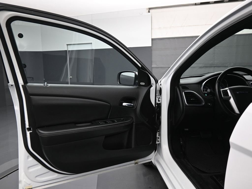 Used 2014 Chrysler 200 Limited image 8