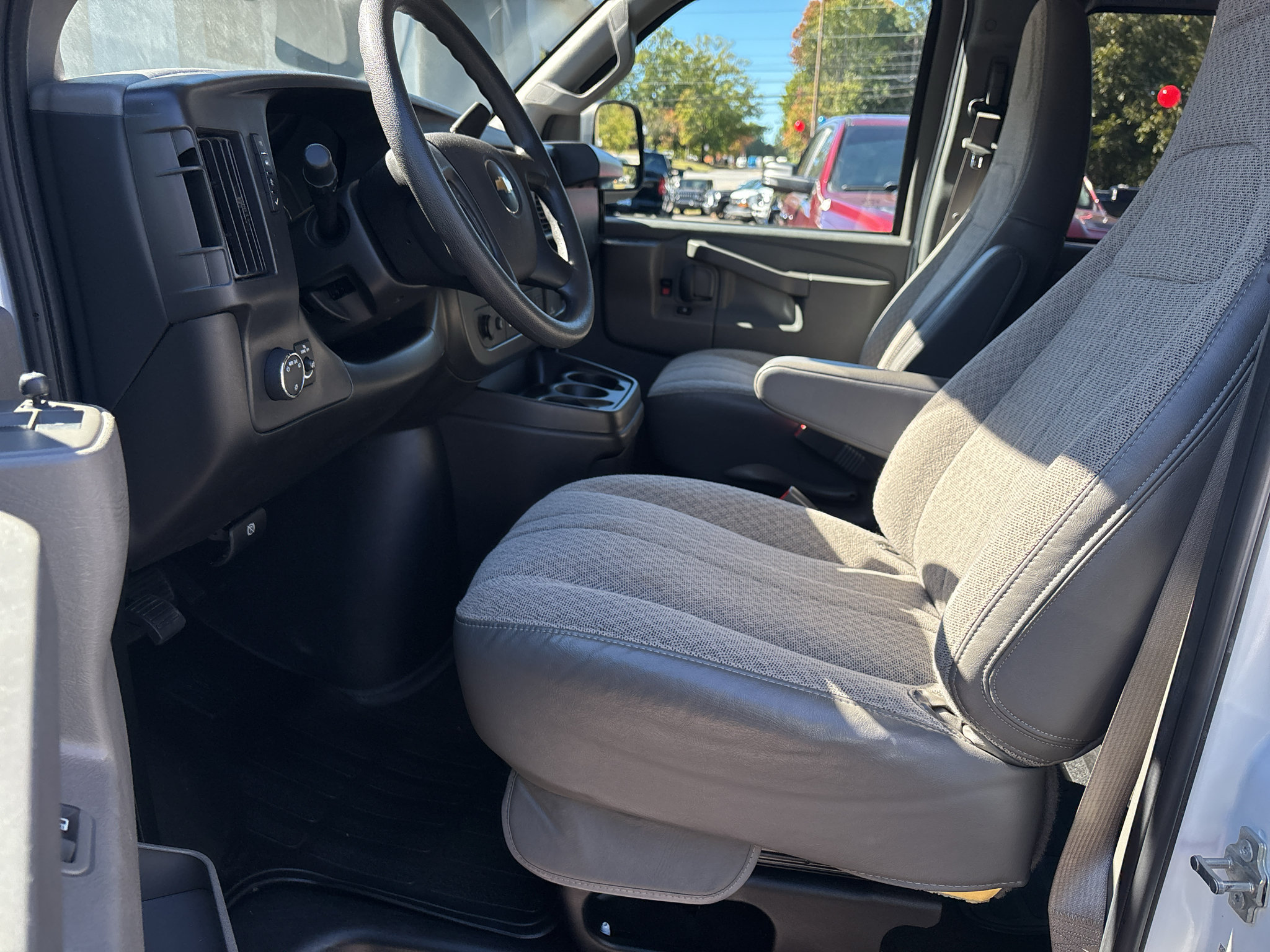 Used 2025 Chevrolet Express 3500 LT w/ LT Preferred Equipment Group RWD image 2