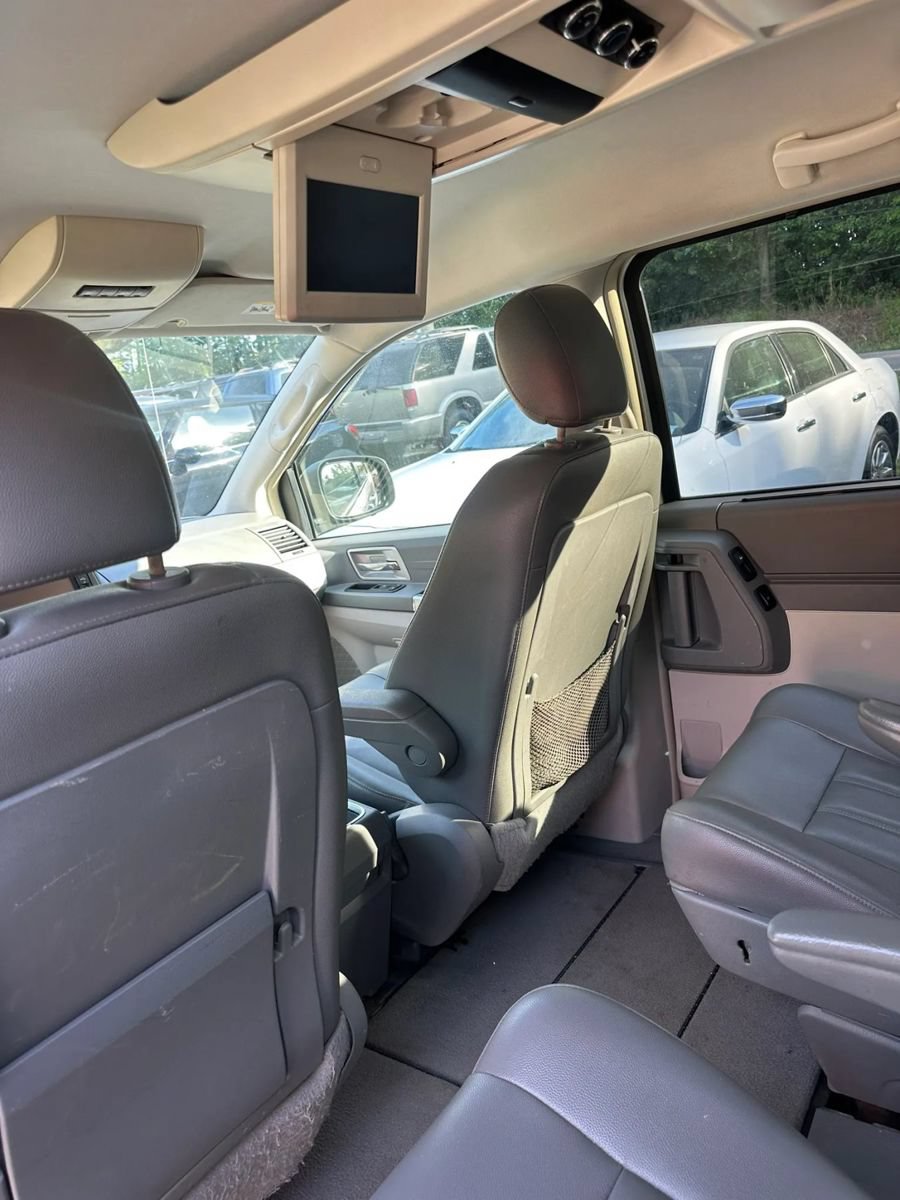 Used 2008 Chrysler Town & Country Touring FWD image 12