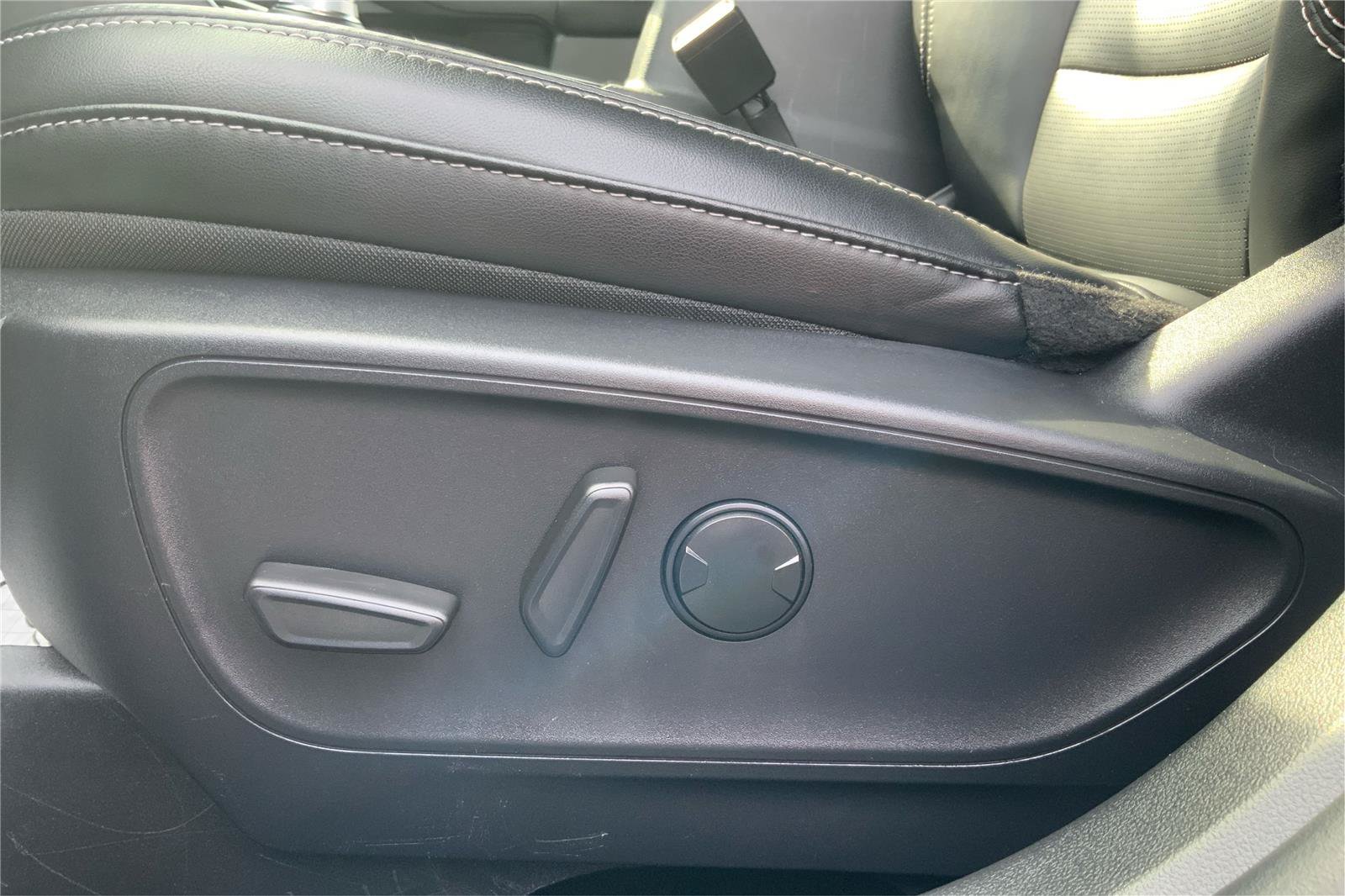 Used 2025 Ford Escape Platinum AWD/4WD image 19