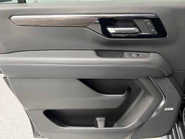 Used 2025 Chevrolet Suburban Premier AWD/4WD image 40