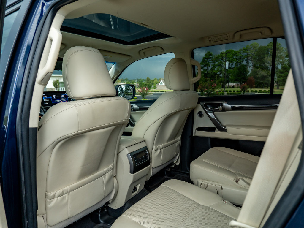 Used 2023 Lexus GX 460 Premium w/ Accessory Package AWD/4WD image 13