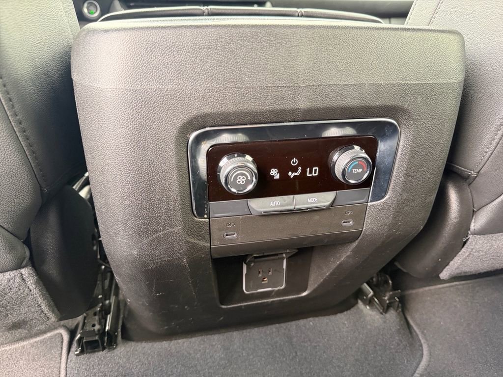 Used 2025 Chevrolet Suburban Z71 image 16