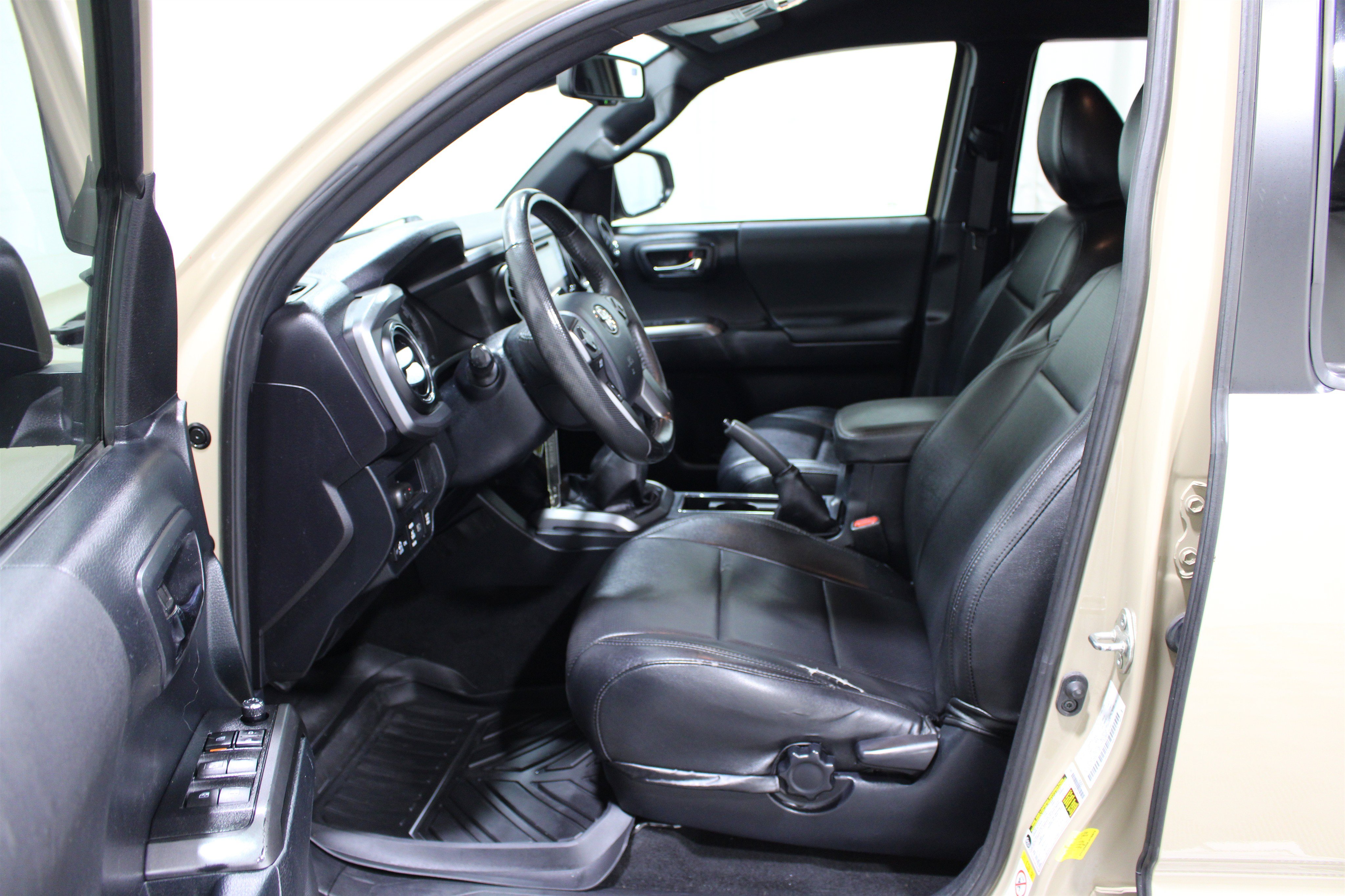 Used 2018 Toyota Tacoma TRD Off-Road w/ Technology Package AWD/4WD image 3