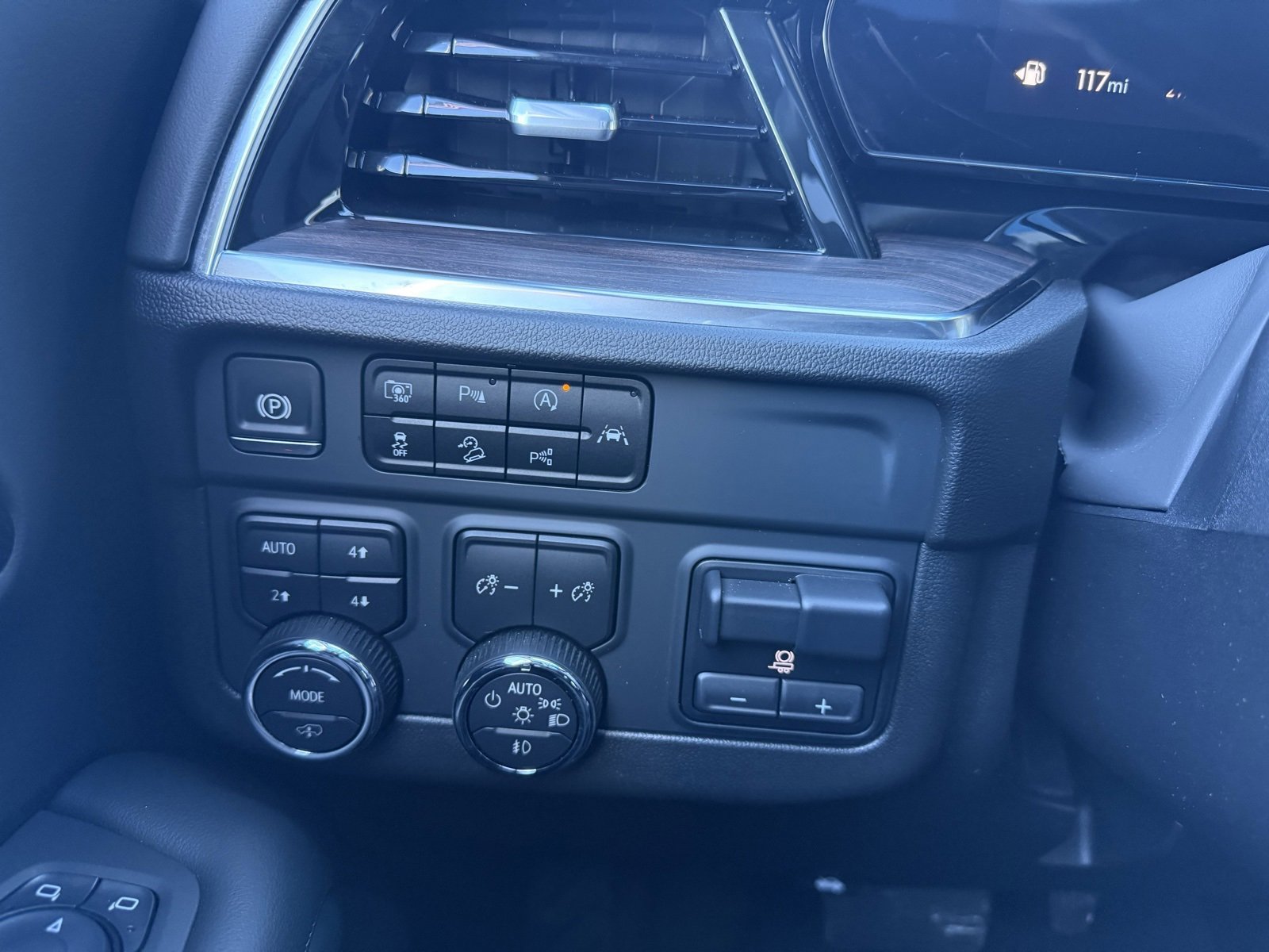 Used 2025 Chevrolet Suburban Z71 w/ Z71 Off-Road Package image 41