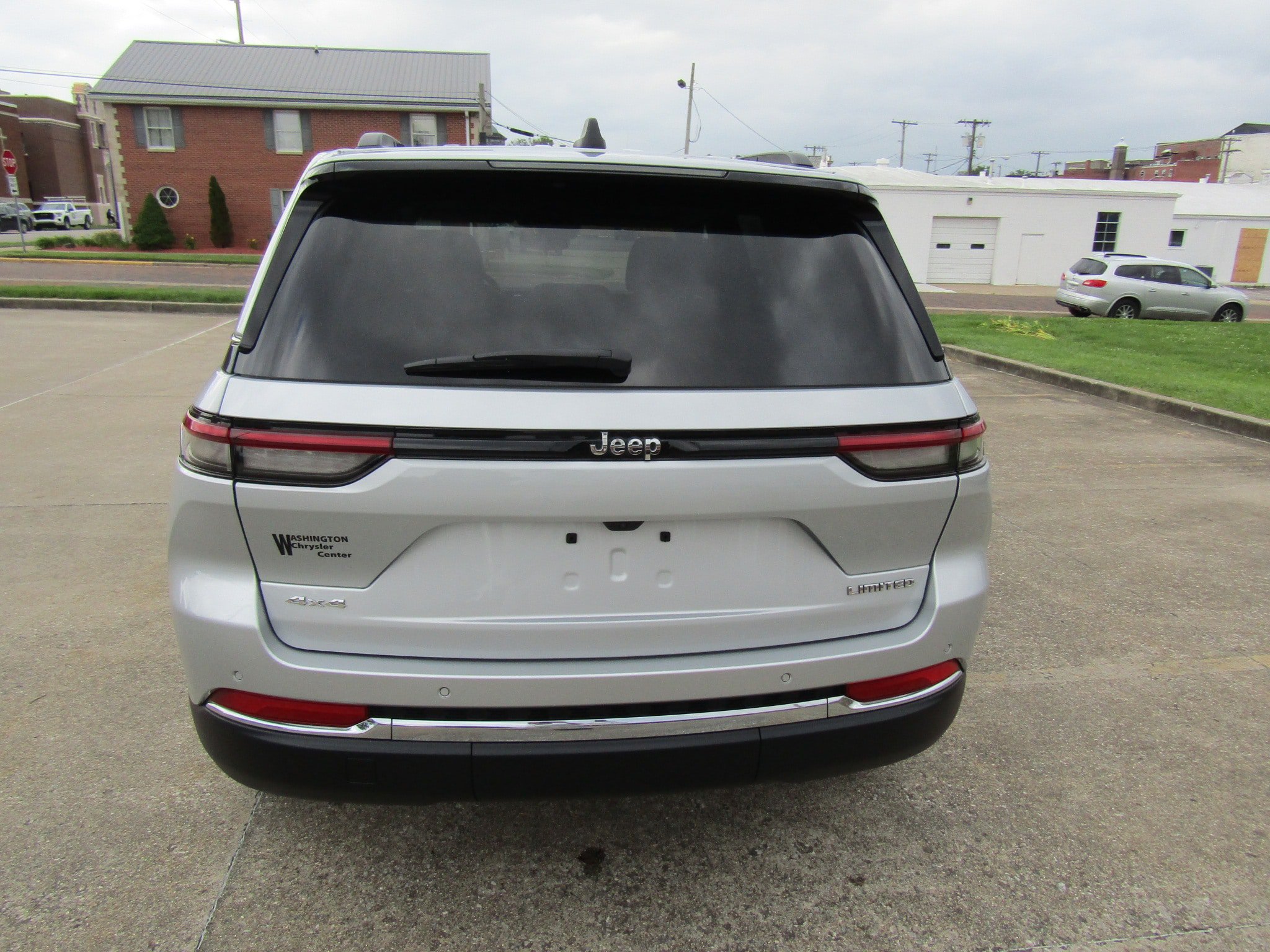 Used 2023 Jeep Grand Cherokee Limited w/ Trailer Tow Prep Group (B) AWD/4WD image 4