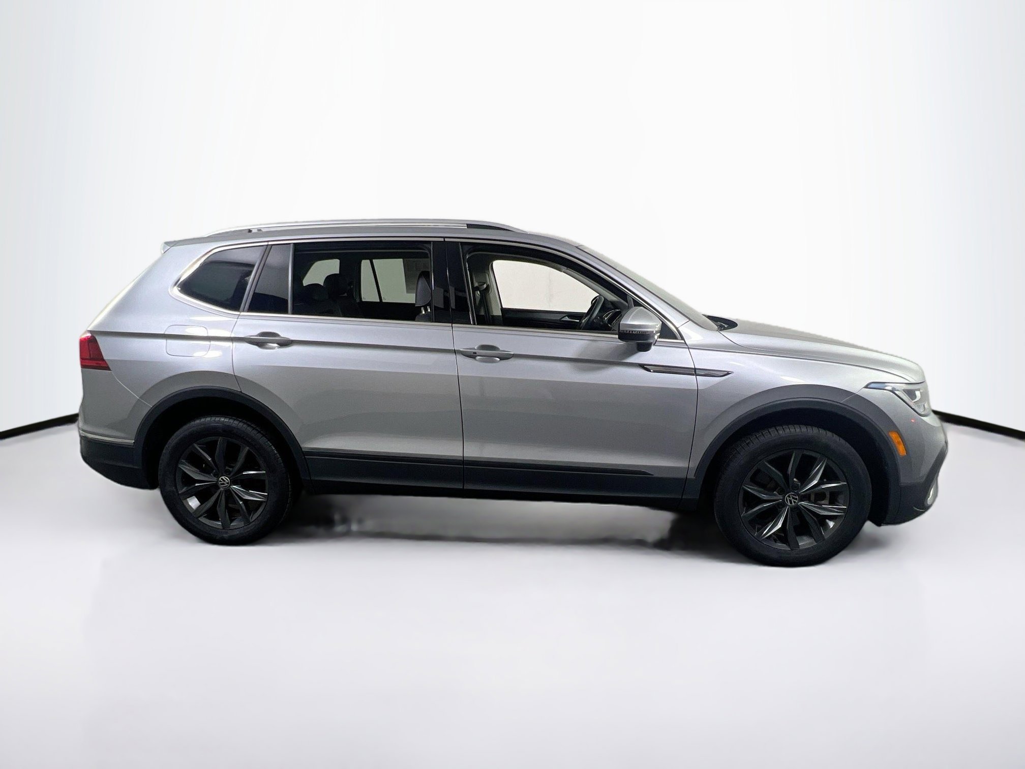 Used 2022 Volkswagen Tiguan SE AWD/4WD image 4