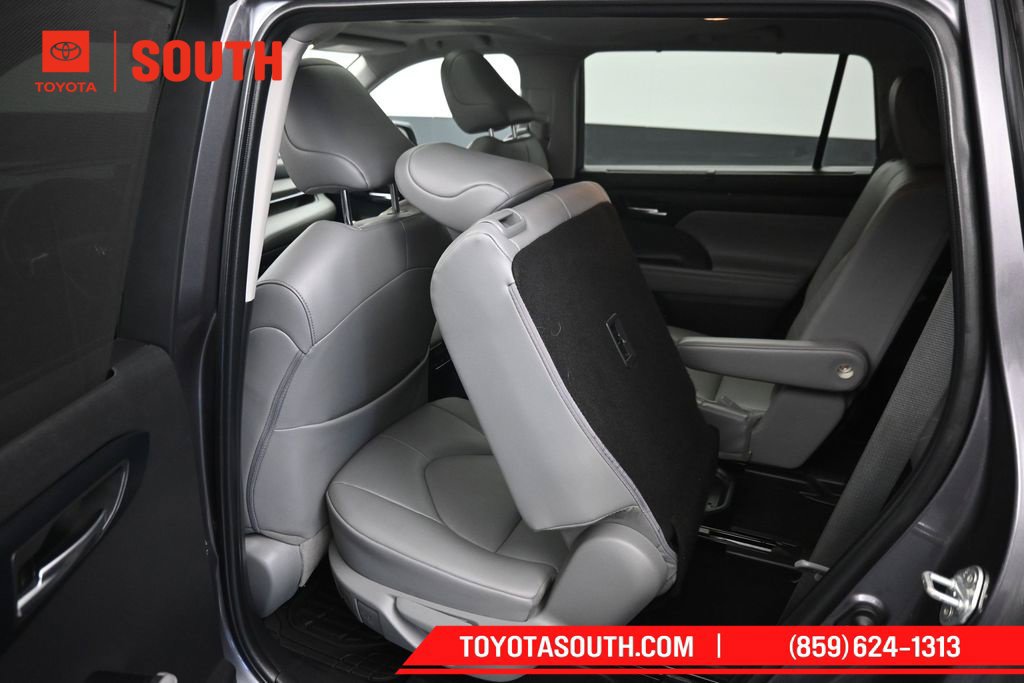 Used 2022 Toyota Highlander XLE AWD/4WD image 28