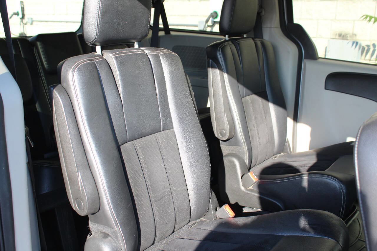 Used 2018 Dodge Grand Caravan SXT image 16