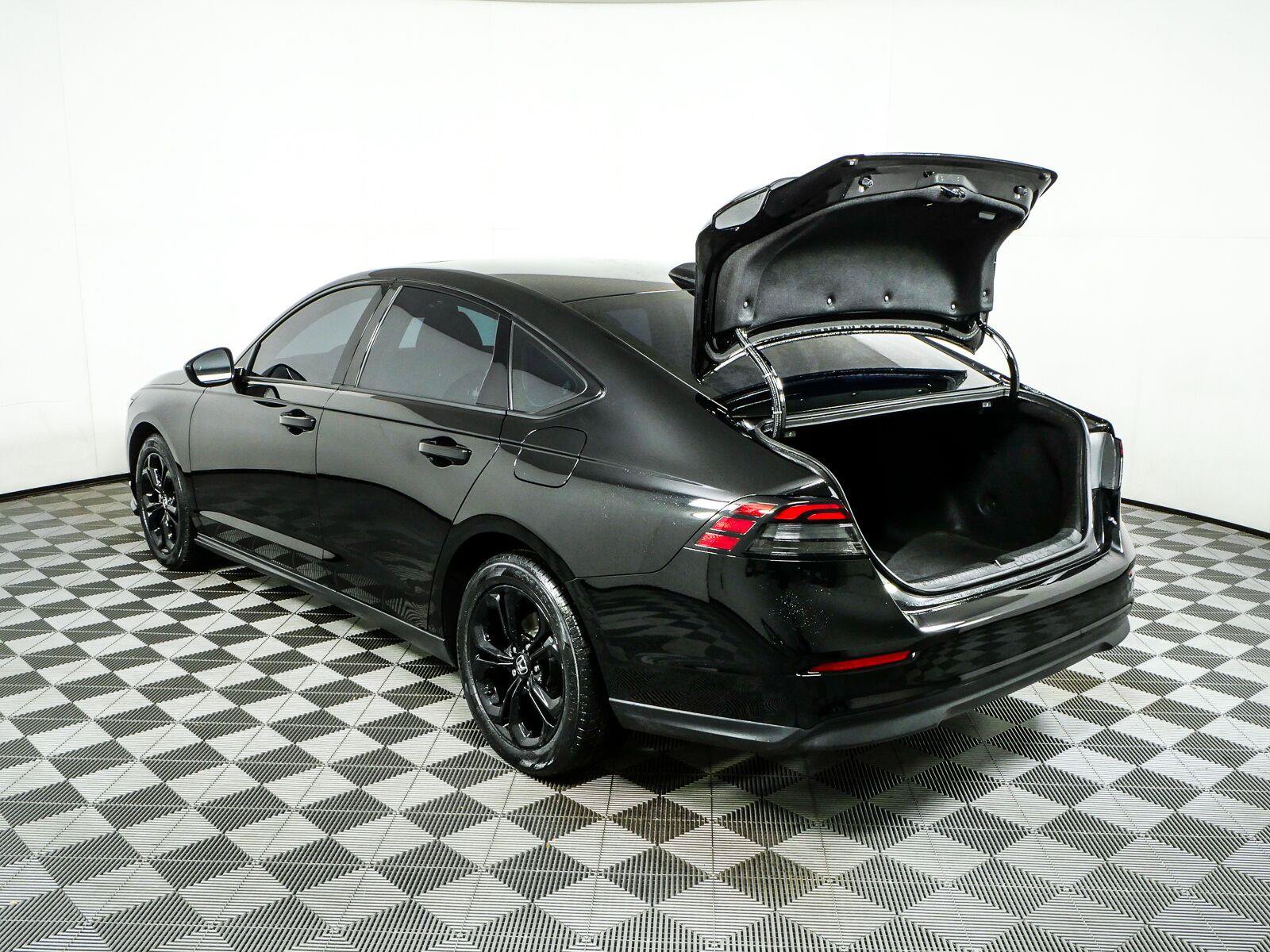 Used 2025 Honda Accord SE image 32