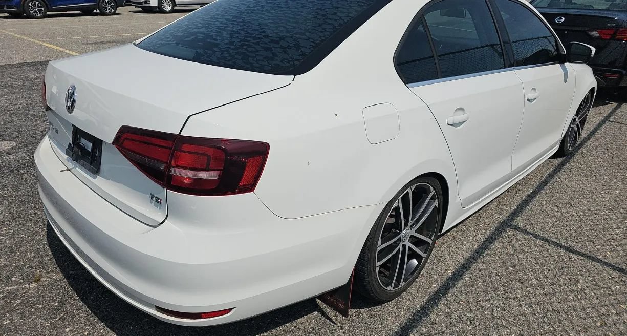 Used 2017 Volkswagen Jetta SE FWD image 3