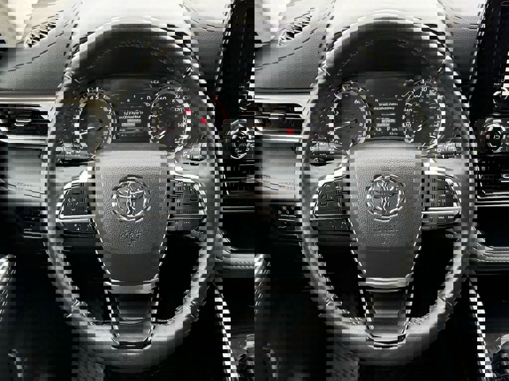 Used 2025 Toyota Highlander LE image 18