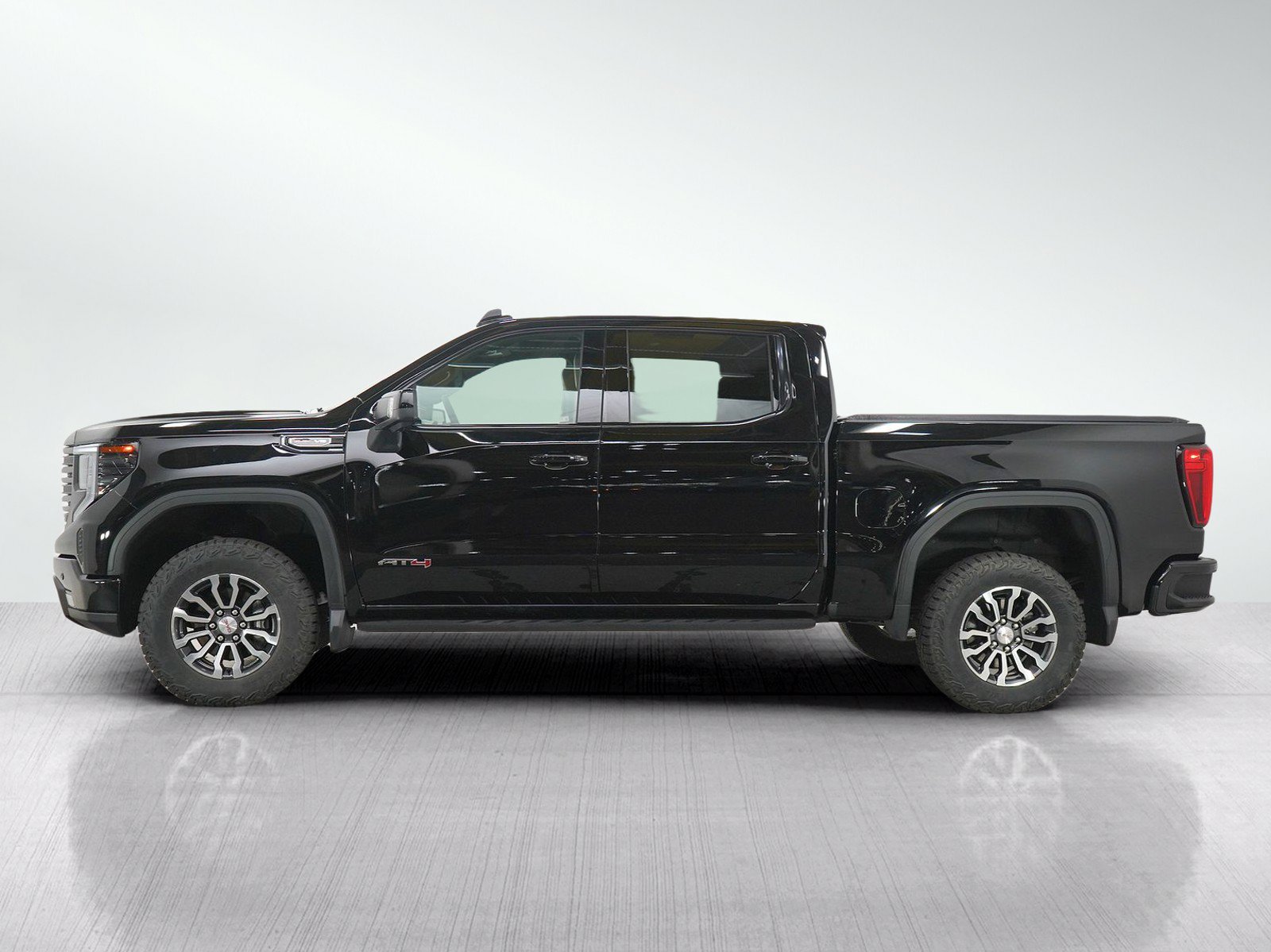 Used 2023 GMC Sierra 1500 AT4 w/ Technology Package AWD/4WD image 2