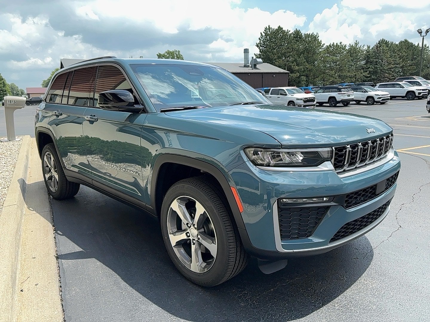 New 2026 Jeep Grand Cherokee Limited AWD/4WD image 4