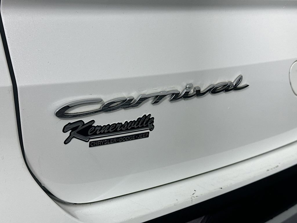 Used 2022 Kia Carnival LX FWD image 28