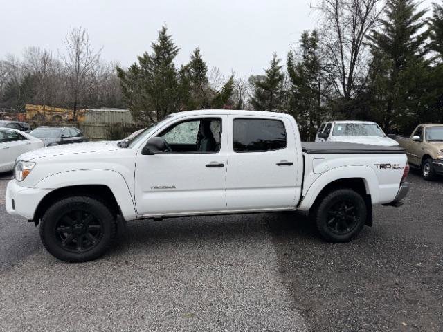 Used 2015 Toyota Tacoma 4x4 Double Cab w/ TRD Off-Road Package image 2