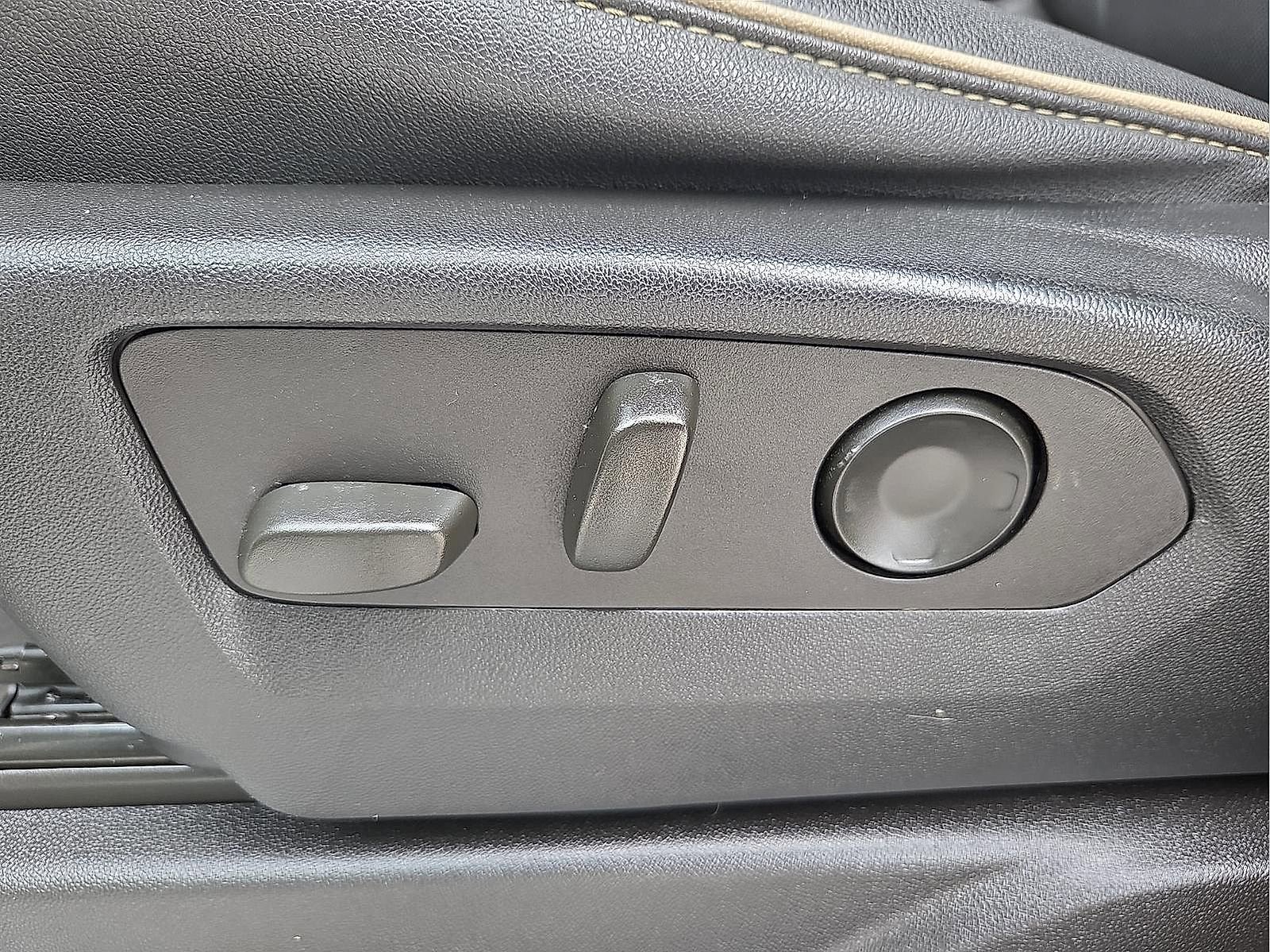 Used 2023 Chevrolet Suburban Premier image 16