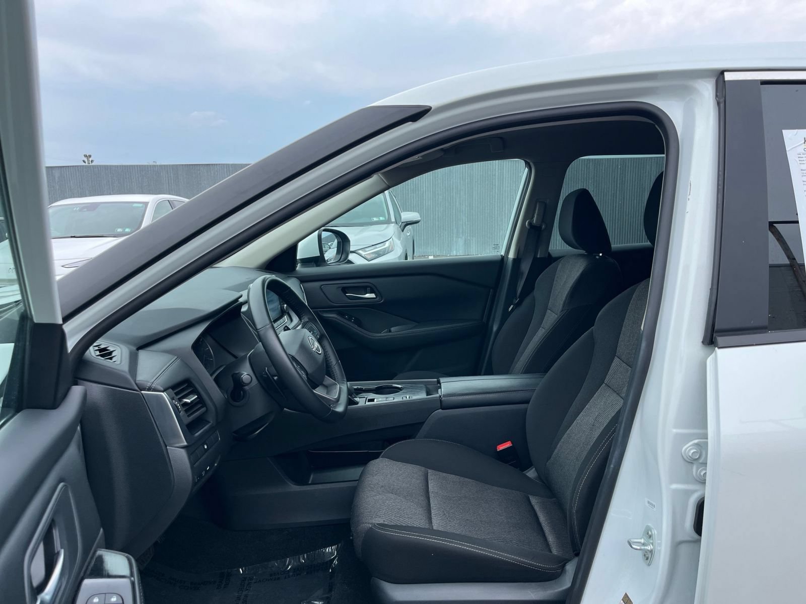 Used 2025 Nissan Rogue SV FWD image 29