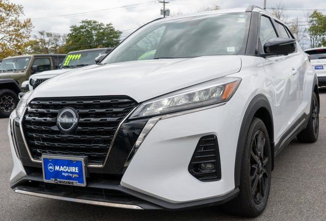 Used 2023 Nissan Kicks SR image 2