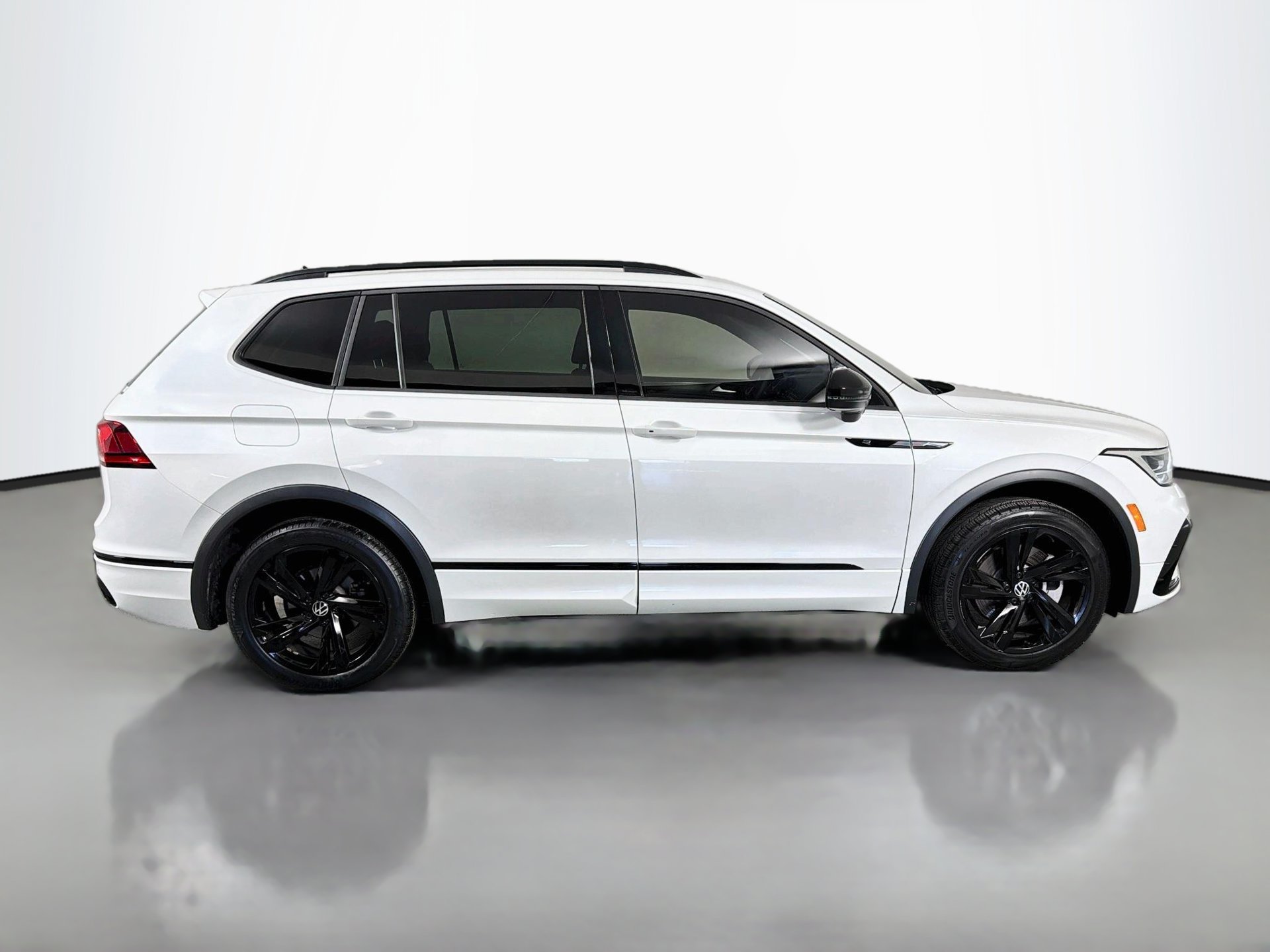 Certified 2023 Volkswagen Tiguan SE R-Line FWD image 4