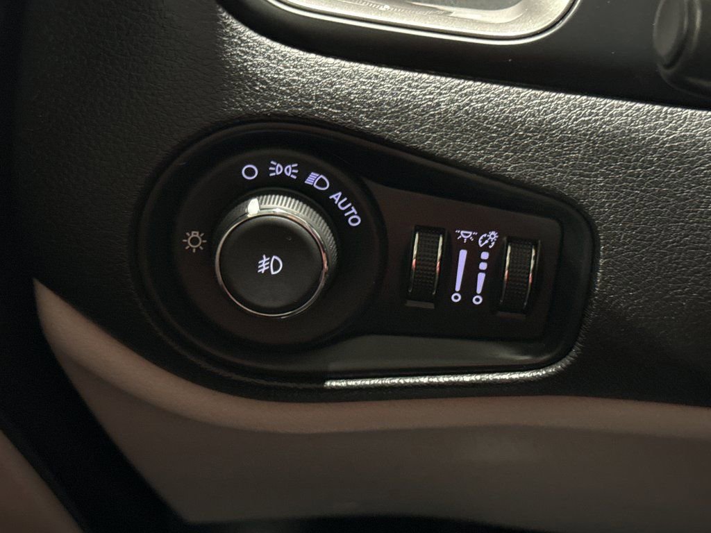 Used 2020 Jeep Renegade Limited w/ LED Lighting Group image 32