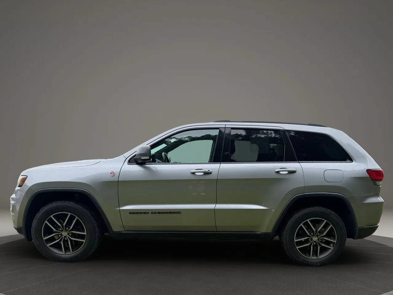 Used 2017 Jeep Grand Cherokee Trailhawk AWD/4WD image 2