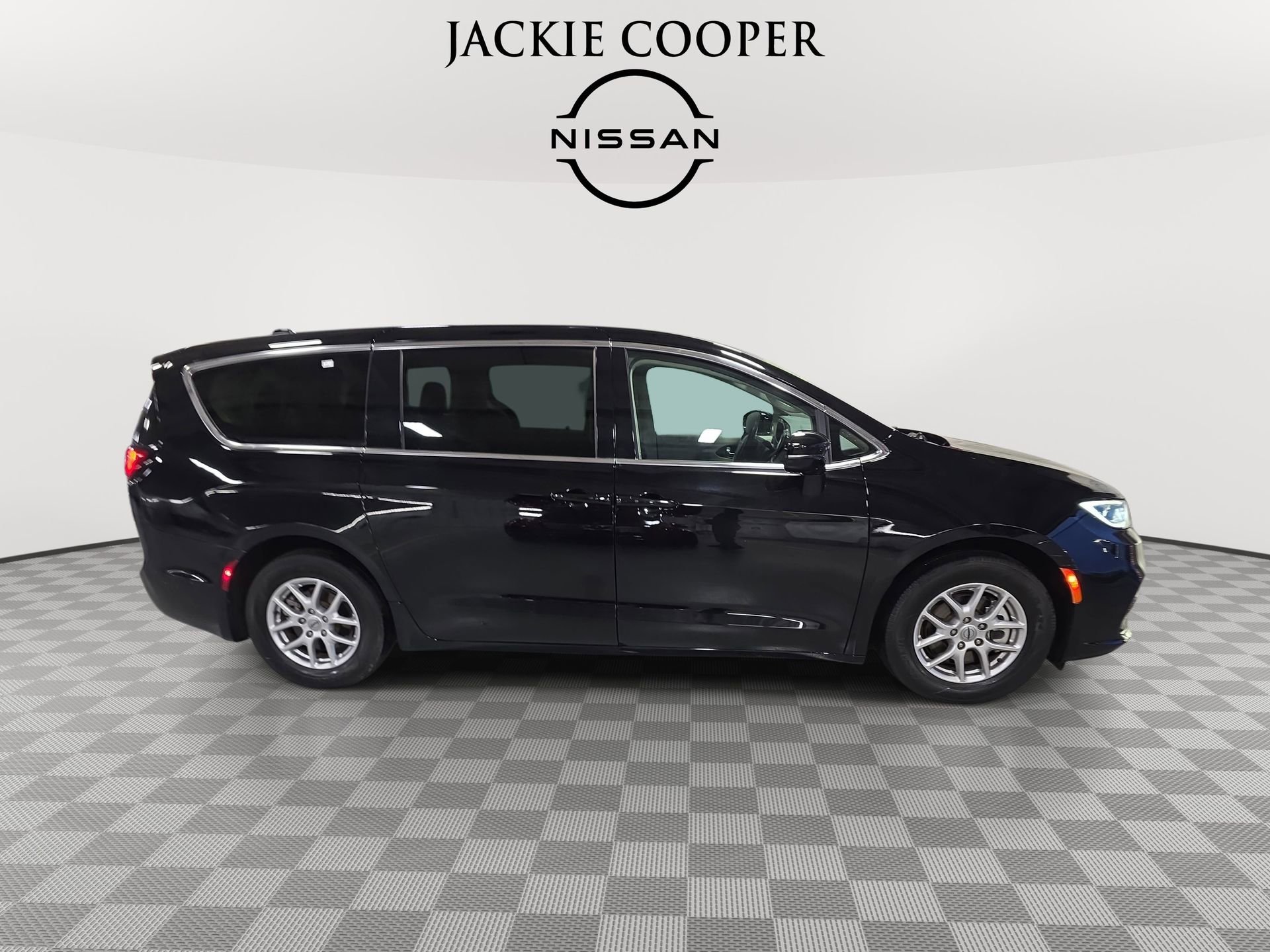 Used 2024 Chrysler Pacifica Touring-L FWD image 4