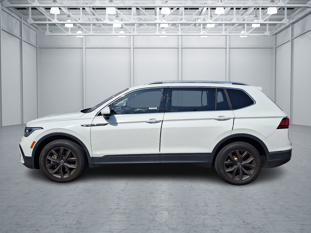 Used 2022 Volkswagen Tiguan SE w/ Panoramic Sunroof Package image 2