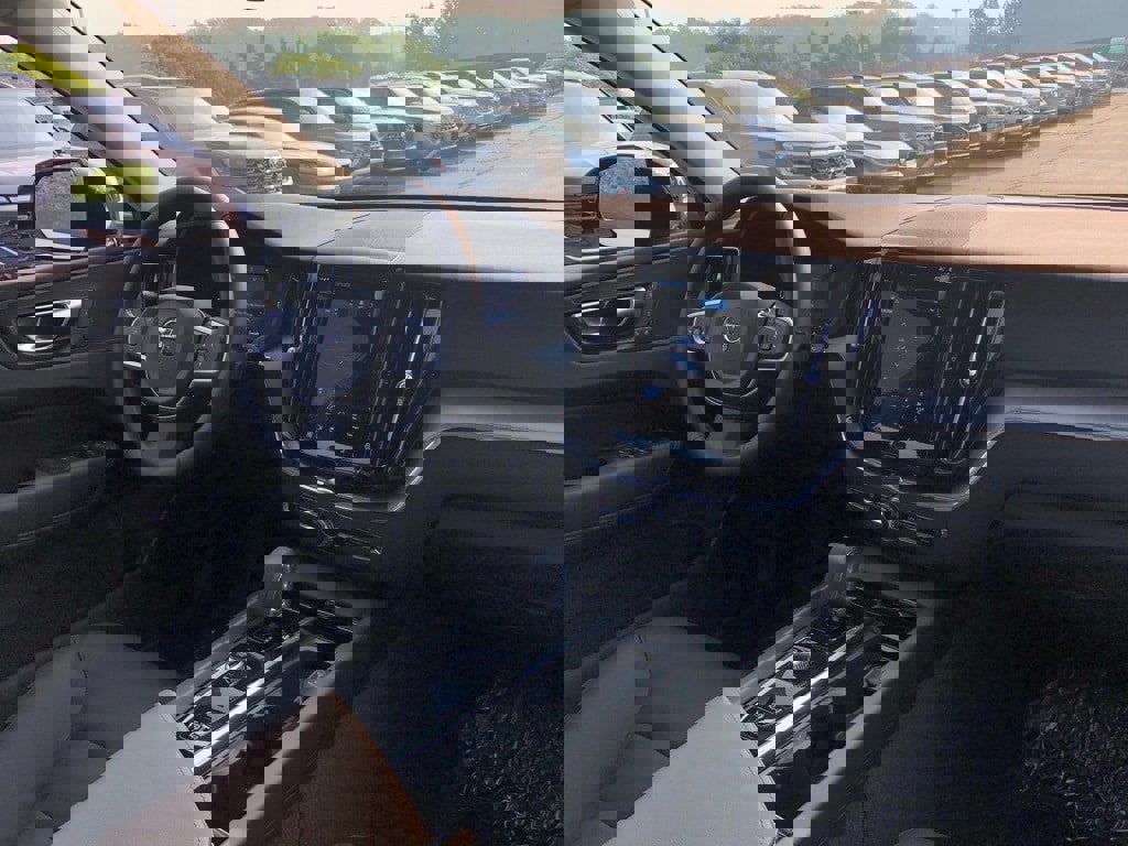 New 2025 Volvo XC60 B5 Core w/ Protection Package Premier image 17