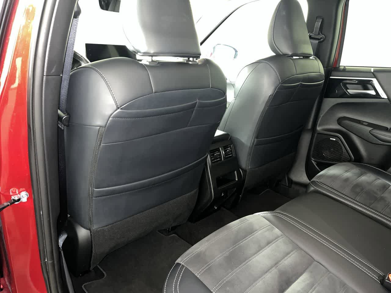 Used 2025 Mitsubishi Outlander AWD image 25