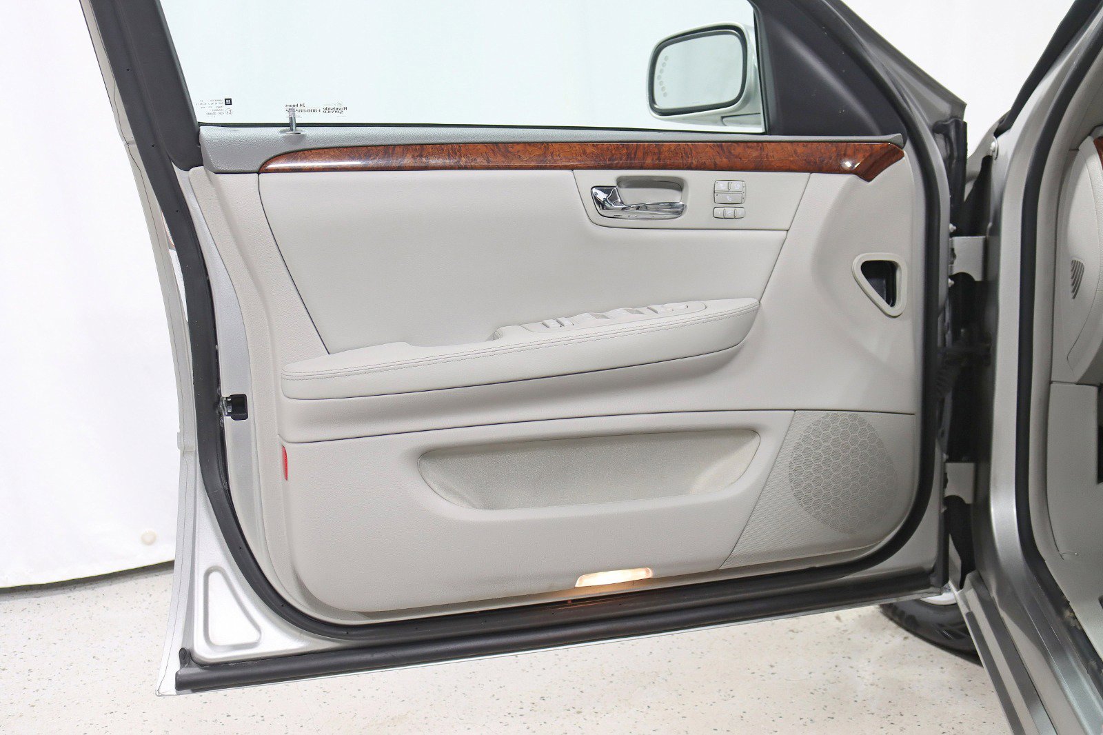 Used 2006 Cadillac DTS image 25