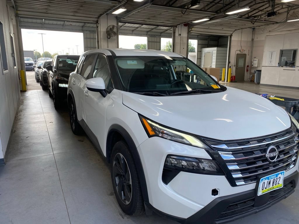 Used 2024 Nissan Rogue SV AWD/4WD image 1