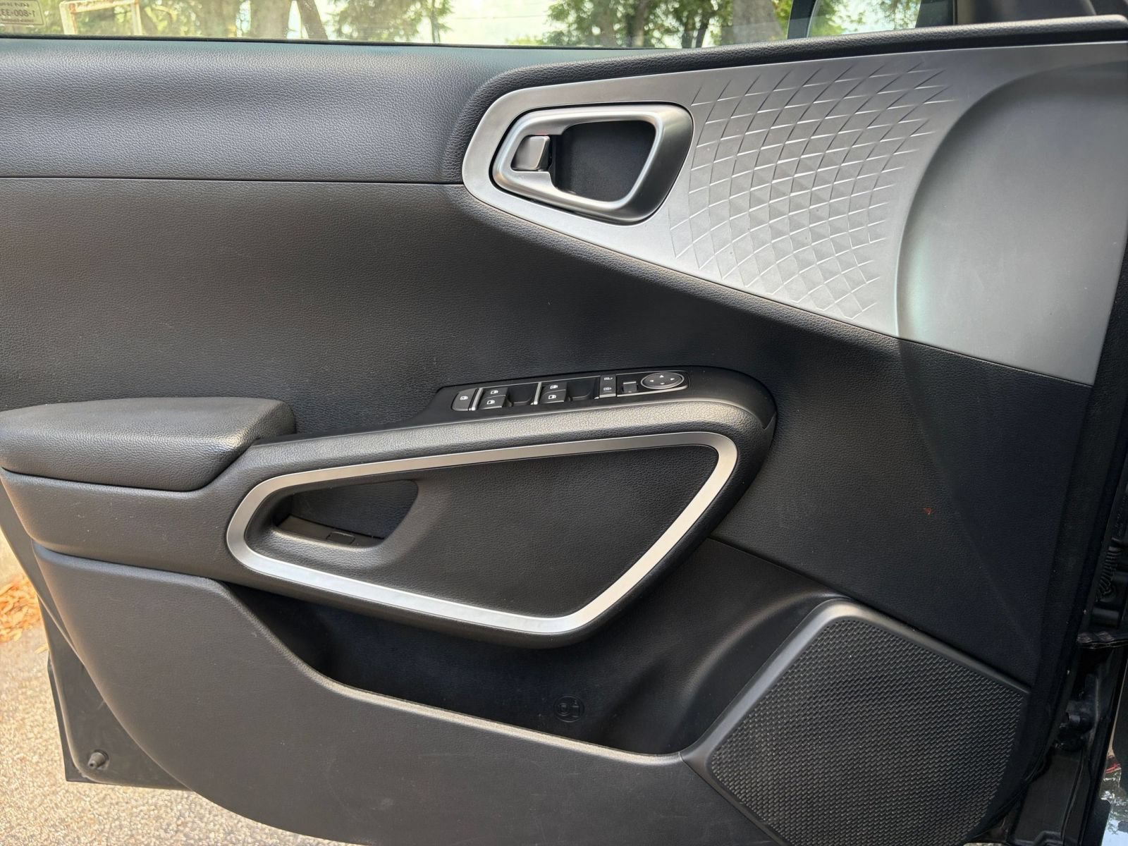 Used 2025 Kia Soul LX w/ LX Technology Package FWD image 18