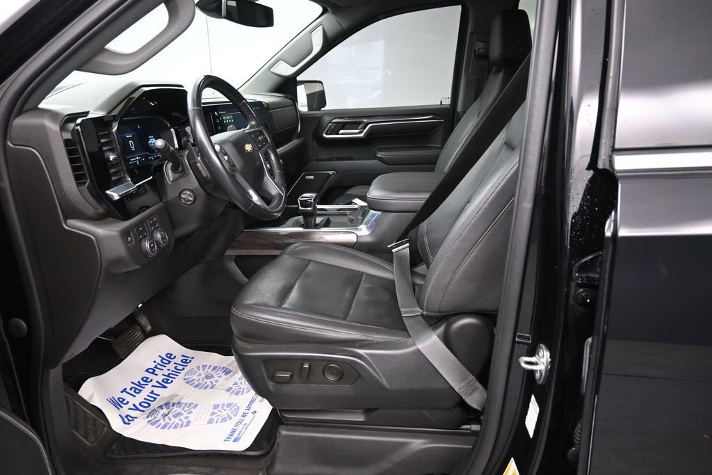 Used 2023 Chevrolet Camaro LT RWD image 28